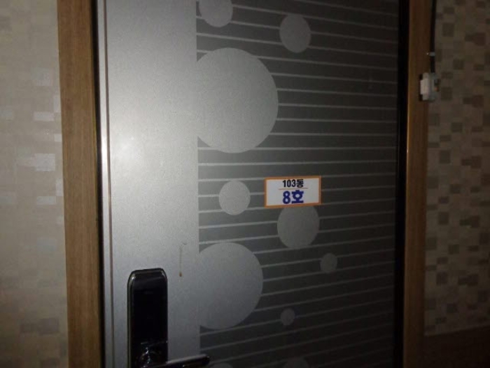 [목록 14] 8호 출입문 모습(103동 8호로 표시되어 있음)