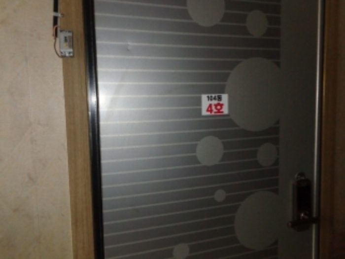 [목록 15] 4호 출입문 모습(104동 4호로 표시되어 있음)