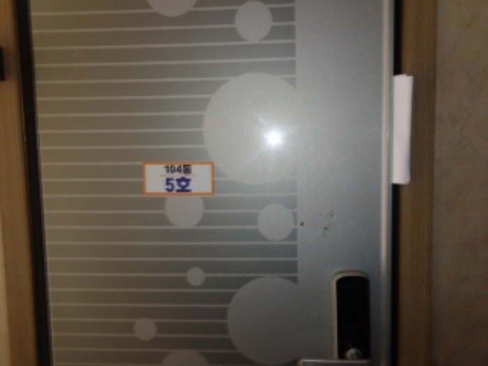 [목록 15] 5호 출입문 모습(104동 5호로 표시되어 있음)