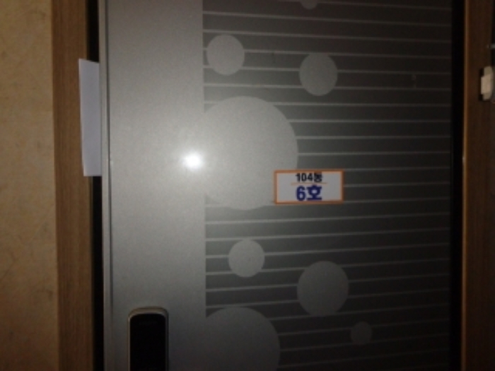 [목록 15] 6호 출입문 모습(104동 6호로 표시되어 있음)