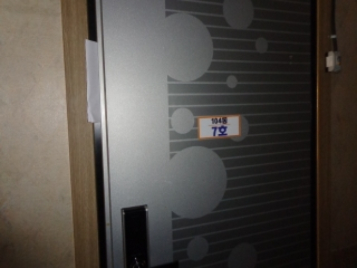 [목록 15] 7호 출입문 모습(104동 7호로 표시되어 있음)