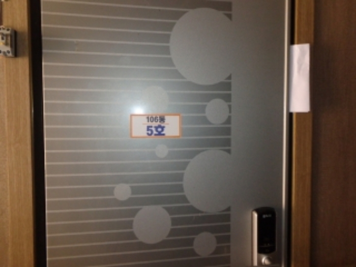 [목록 12] 5호 출입문 모습(106동 5호로 표시되어 있음)