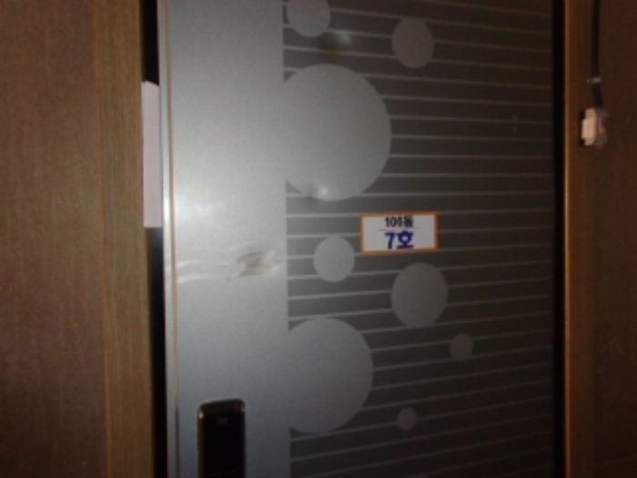 [목록 12] 7호 출입문 모습(106동 7호로 표시되어 있음)