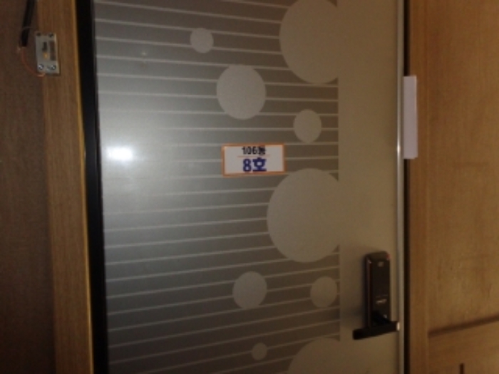 [목록 12] 8호 출입문 모습(106동 8호로 표시되어 있음)