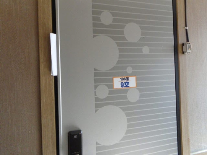 [목록 12] 9호 출입문 모습(106동 9호로 표시되어 있음)