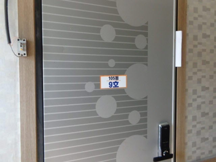 [목록 13] 9호 출입문 모습(105동 9호로 표시되어 있음)