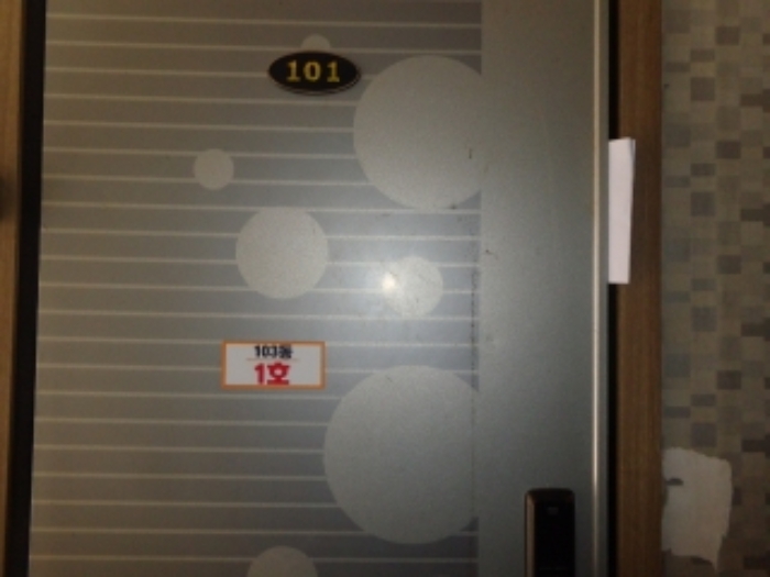 [목록 14] 1호 출입문 모습(103동 1호로 표시되어 있음)