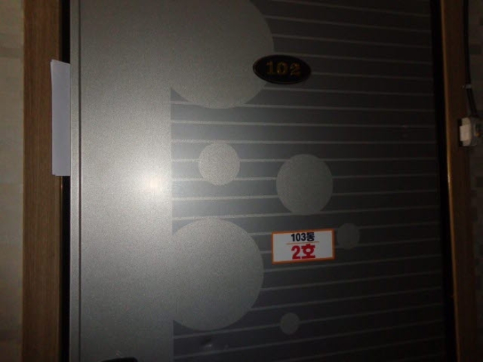 [목록 14] 2호 출입문 모습(103동 2호로 표시되어 있음)