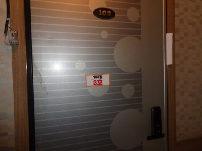 [목록 14] 3호 출입문 모습(103동 3호로 표시되어 있음)