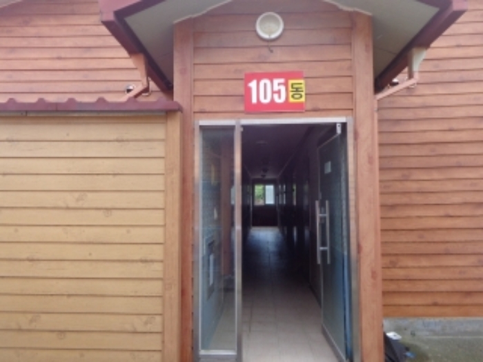 [목록 13] 공동 출입구 모습(105동으로 표시되어 있음)