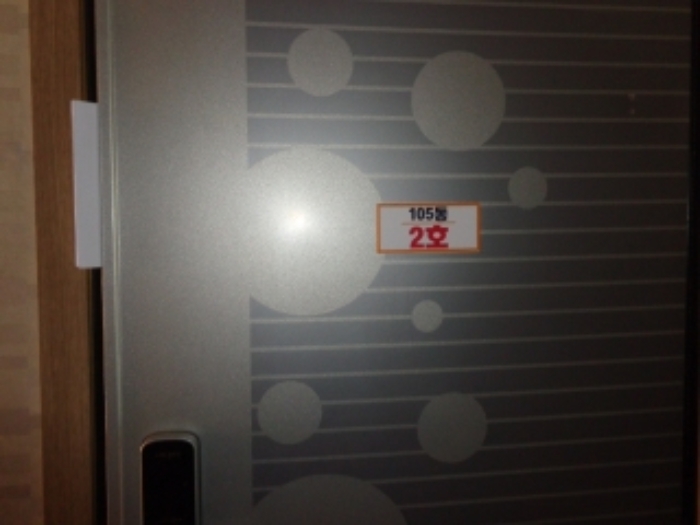 [목록 13] 2호 출입문 모습(105동 2호로 표시되어 있음)