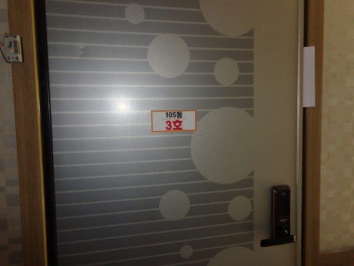 [목록 13] 3호 출입문 모습(105동 3호로 표시되어 있음)