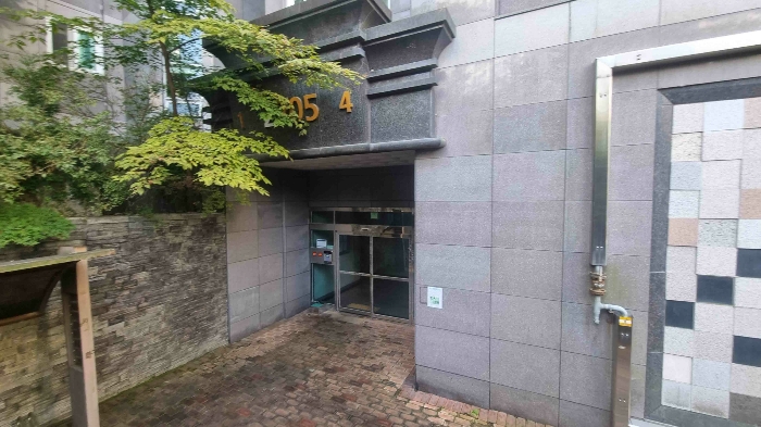 본건이 속한 건물 공동 출입구