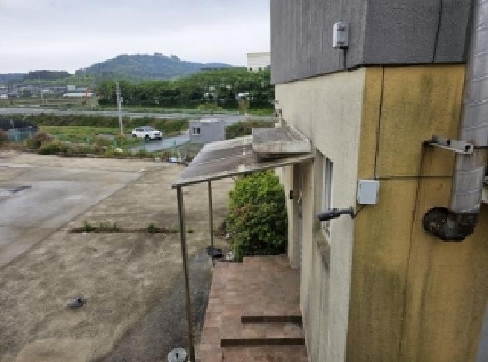 목록 4번 지상의 목록 2번 전경(목적건물 가동, 현관에 연접한 차양시설)