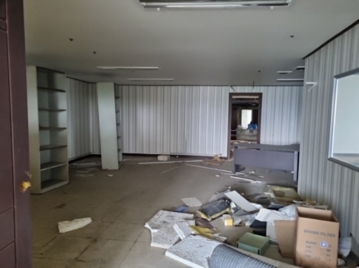 2목록 내부(방치된 각종 쓰레기)