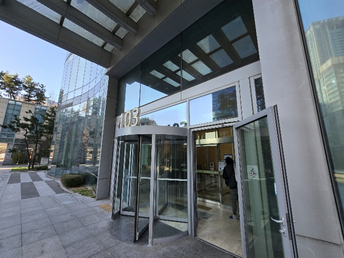 본건 소재 건물(제103동) 출입구