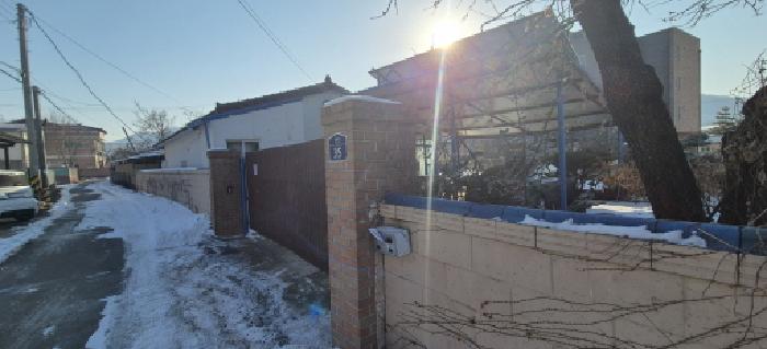 * 출입구 및 주차시설 제시외 건물 전경