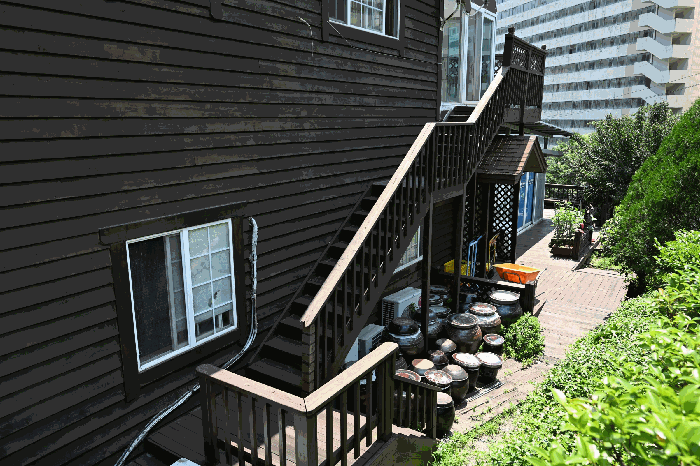 건물 및 제시외 건물에 포함 평가한 옥외계단 및 데크