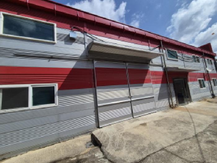 목록3. 공장 건물 출입문 전경