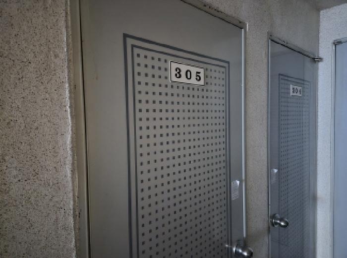 3층 305호 출입문 전경