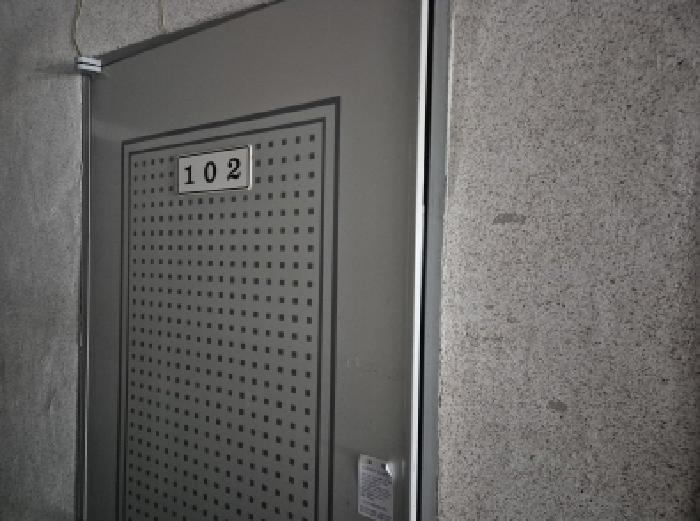 1층 102호 출입문 전경