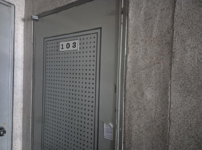 1층 103호 출입문 전경