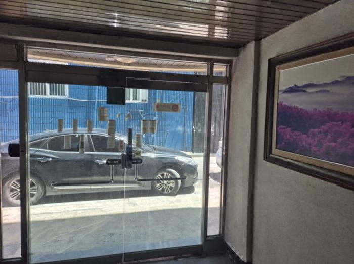 1층 출입문(안쪽) 전경