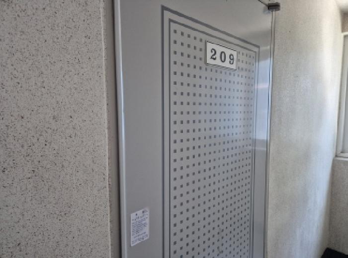 2층 209호 출입문 전경