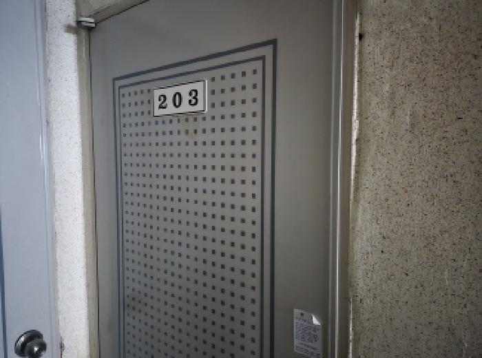 2층 203호 출입문 전경
