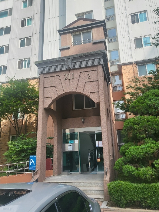 본건 출입구