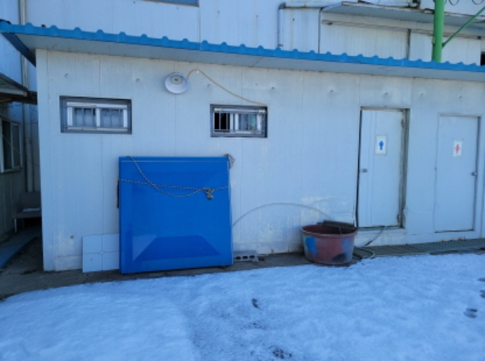 목록 4. 내에 소재하는 제시외 판넬 건축물(화장실)