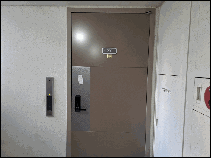 [ 기호(1) 본건 현관문 전경 ]