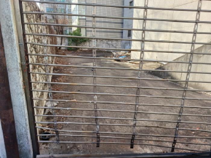 건물 후면 공간