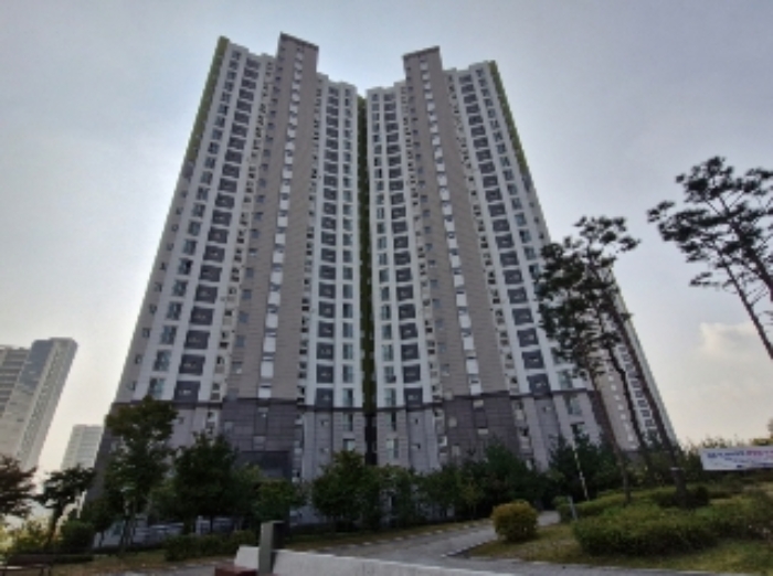 건물 전경 (공원쪽에서 본 전경)