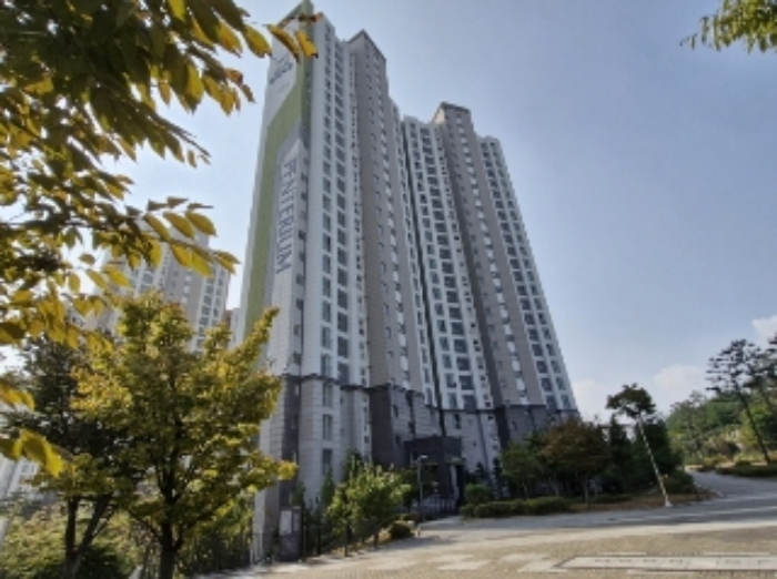 건물 전경 (공원쪽에서 본 전경)