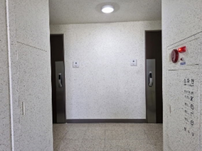 11층 복도 (왼쪽이 1103호 출입문)