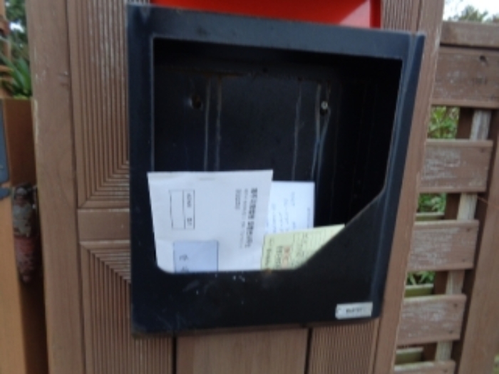 소재지2.(신평리 996-3) 지상에 출입문 옆 우편함 및 안내문 사진