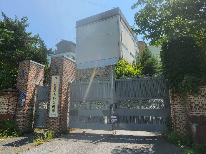 감정평가 대상물건 출입문 전경