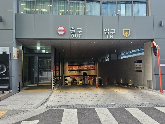 [본건 시그니티여의도 지하 주차장 입구전경]
