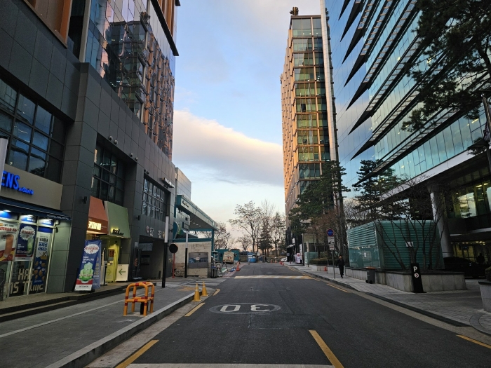 [본건 시그니티여의도 접면도로 및 주위환경]