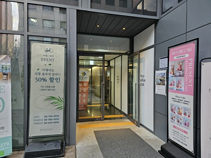 [본건 시그니티여의도 출입문 전경]