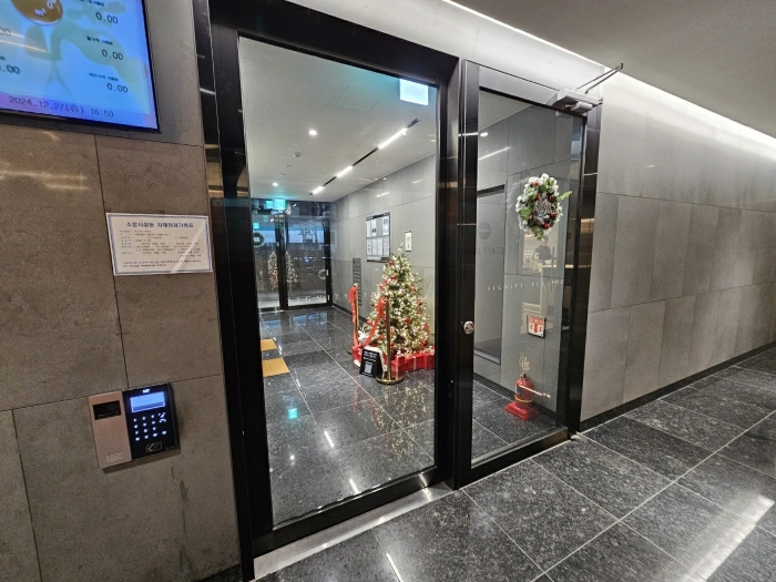 [본건 시그니티여의도 출입문 전경]