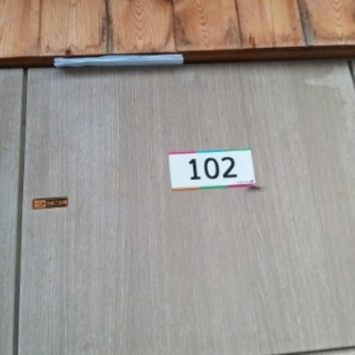 세대 출입문(102호)