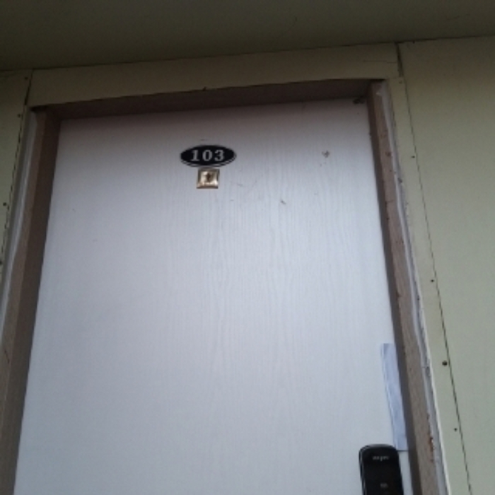 세대 출입문(103호)