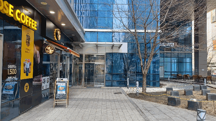 [본건 공동출입구]