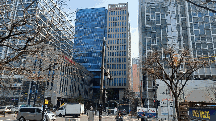 [본건 건물(남서측)]