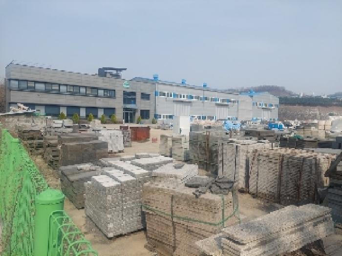 공장전경 - 공장 앞에 석자재, 폐기물 등이 적치되어 있음
