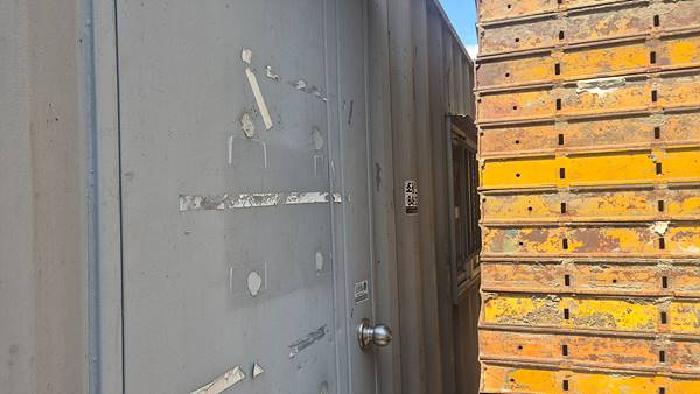 제시외 컨테이너 1개동이 있음