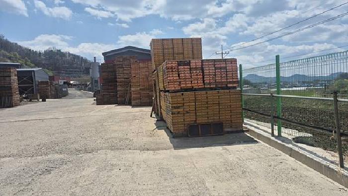 건축용자재가 적재되어 있음