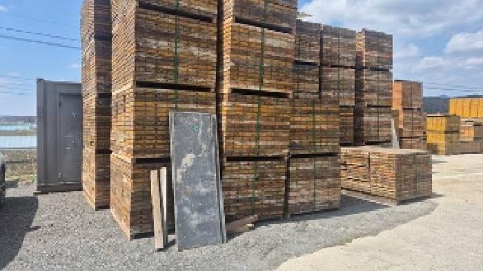 건축용자재가 적재되어 있음